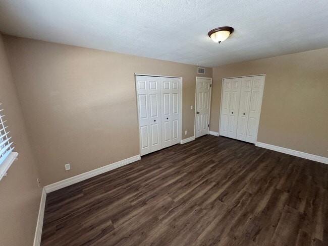 Building Photo - 3 Bedroom - 2  Bedroom - 1656 Sq. Ft - Cas...