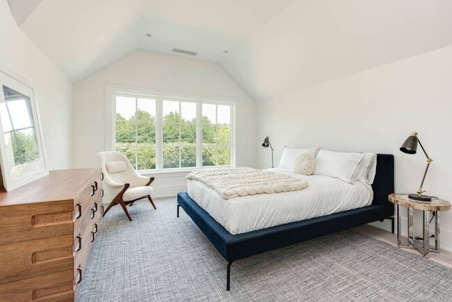 Building Photo - 571 Pauls Ln