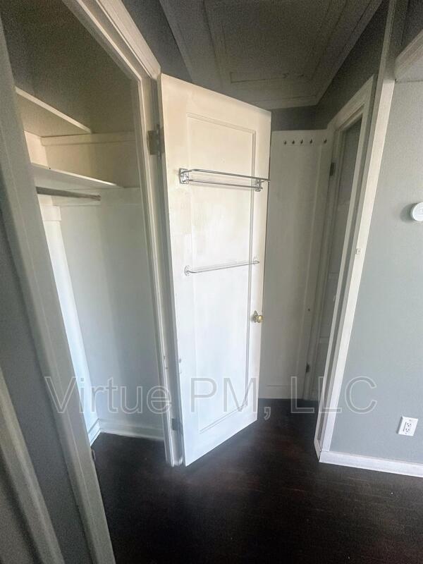 Building Photo - 1104 5th St