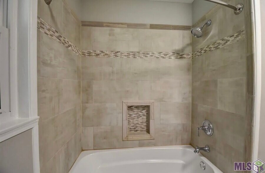 Hallway Bath - 1351 N Woodcrest Ave
