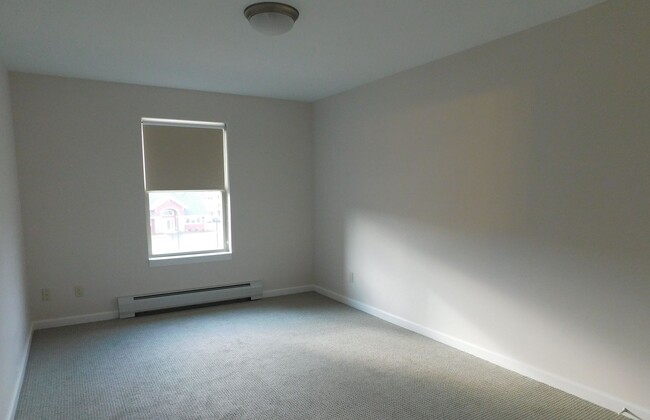 Building Photo - Beautifully Spacious 1 Bedroom Apartment