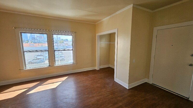 Building Photo - 815 S Lake St