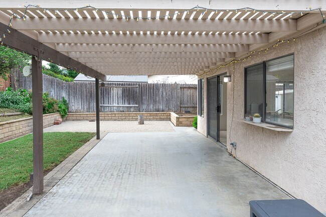 Building Photo - Spacious 3 Bedroom  2.5 Bath | East Ventura | Unfurnished