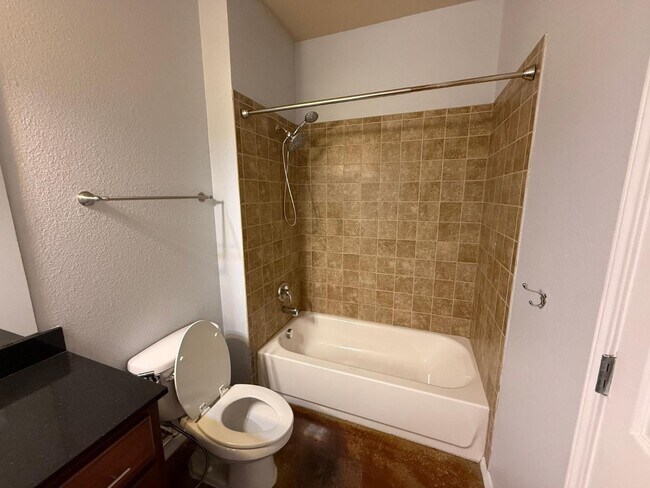 Building Photo - 910 W 25th St