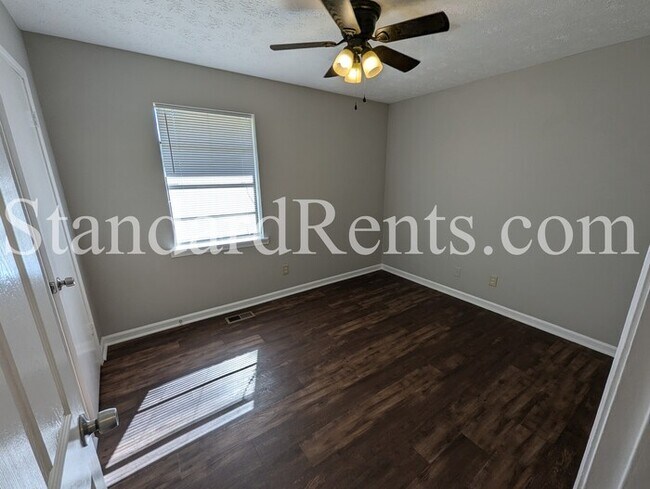 Building Photo - Ranch with Large Yard!