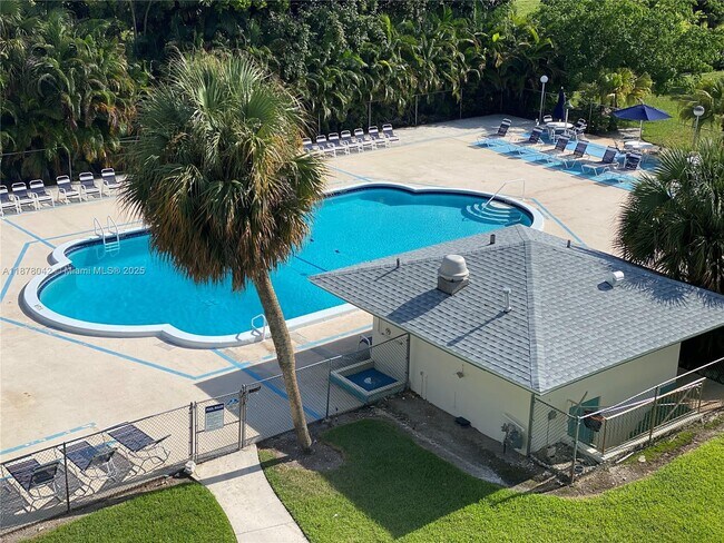 Building Photo - 4200 Hillcrest Dr