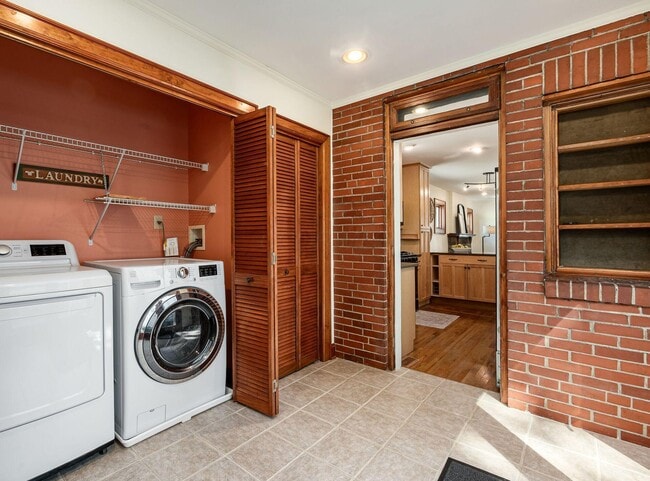 Building Photo - 781 Bruck St