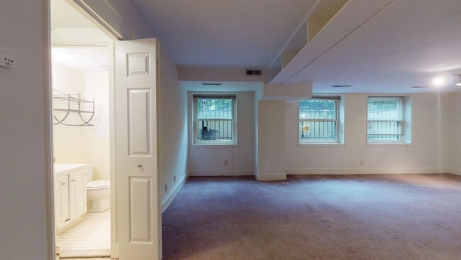 Building Photo - Kalorama Neighborhood Studio Apartment for Rent W/Stacked Washer & Dryer In Unit, Bike Storage, &...