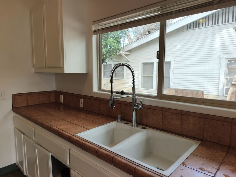 Building Photo - 3035 E El Monte Way