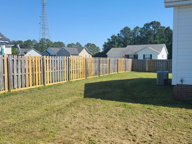 Building Photo - 3 bedroom/2 bath home Holly Ridge - Sages Ridge