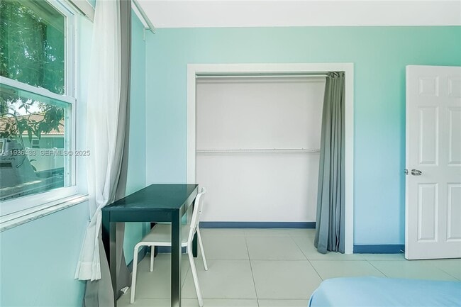 Building Photo - 216 SW 6th St