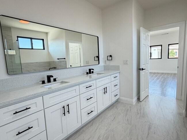 Building Photo - 4465 Gilchrist Dr