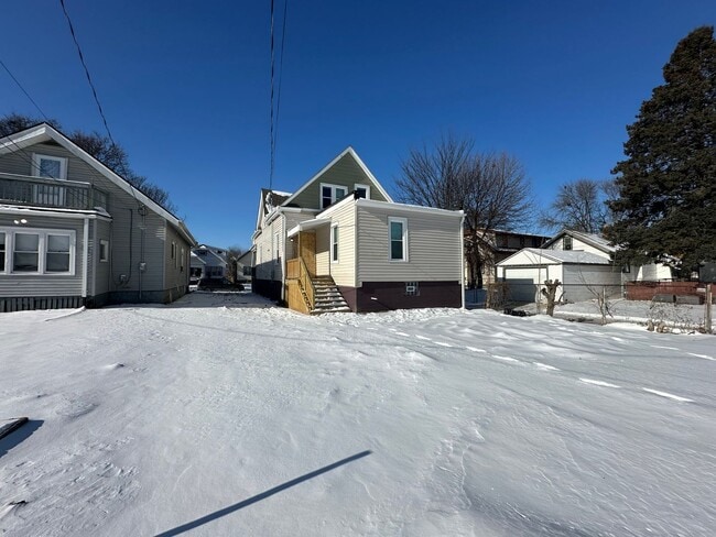 Building Photo - Large Open Concept 5BR/2BA Rent to Own Home