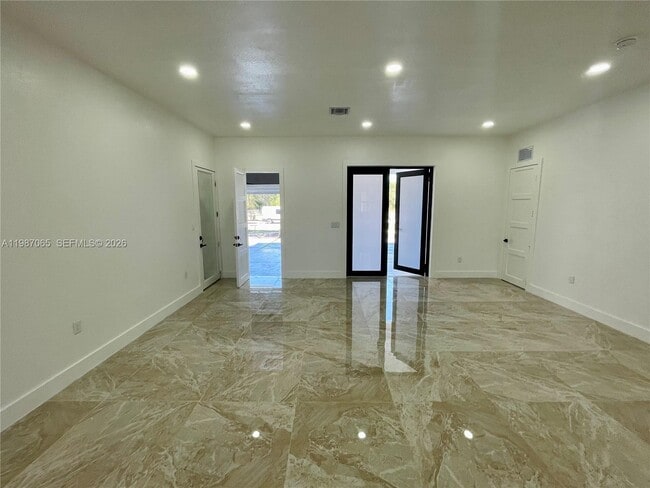 Building Photo - 435 N Quebrada St