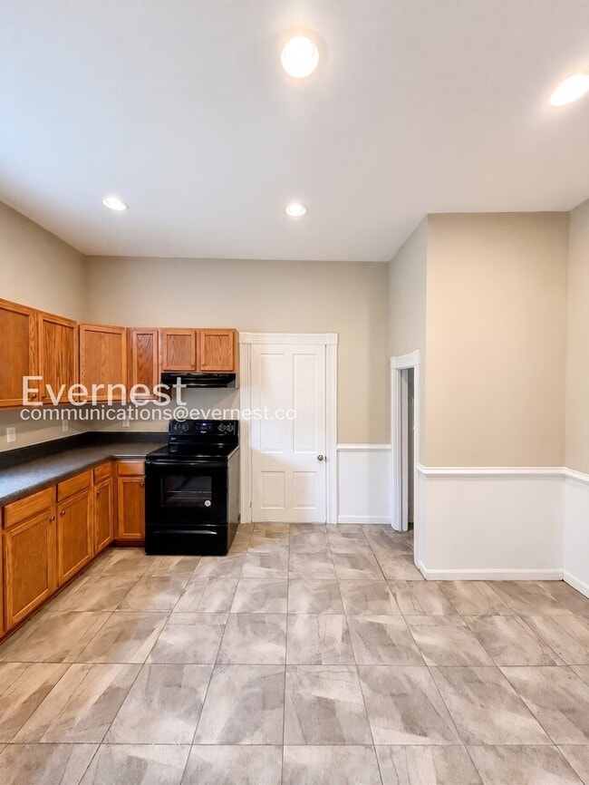 Building Photo - 3 Bed, 1 Bath Home with Driveway and Hardwood Floors | Housing Vouchers Accepted |  Available Now!