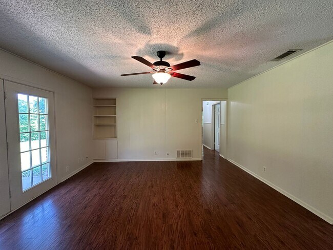 Building Photo - Charming 3 Bedroom in South Tyler!