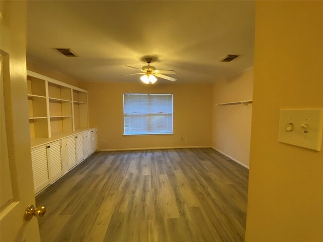 Building Photo - 215 W New Meadows Dr