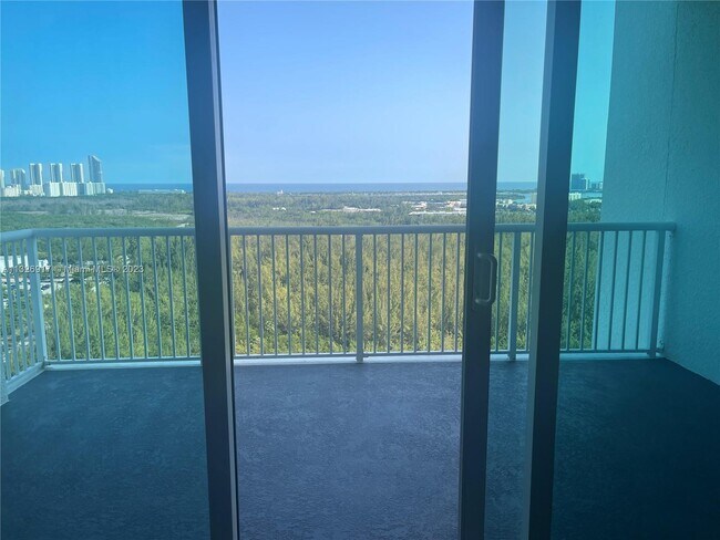 Building Photo - 15051 Royal Oaks Ln