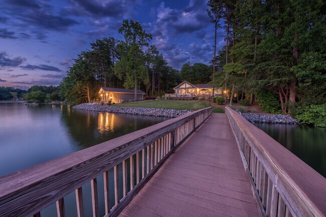 Building Photo - 135 Misty Cove Ln
