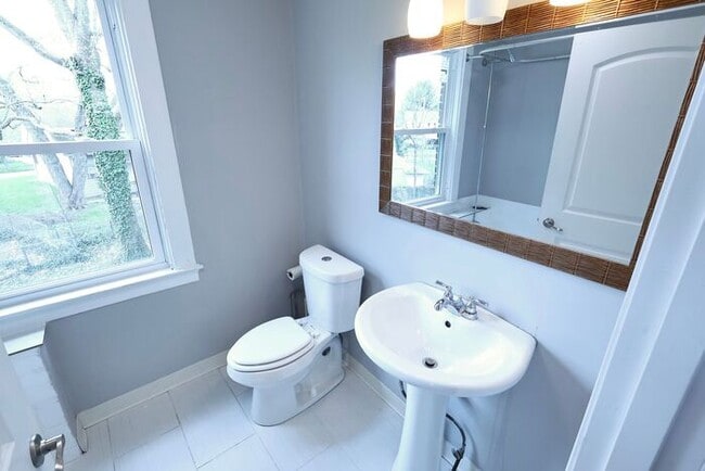 Building Photo - 1598 Pilgrim St