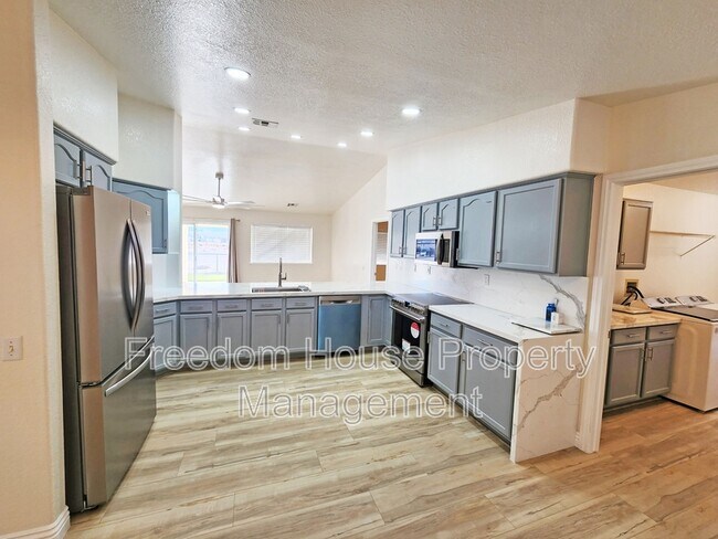 Building Photo - 3741 Malibou Ave