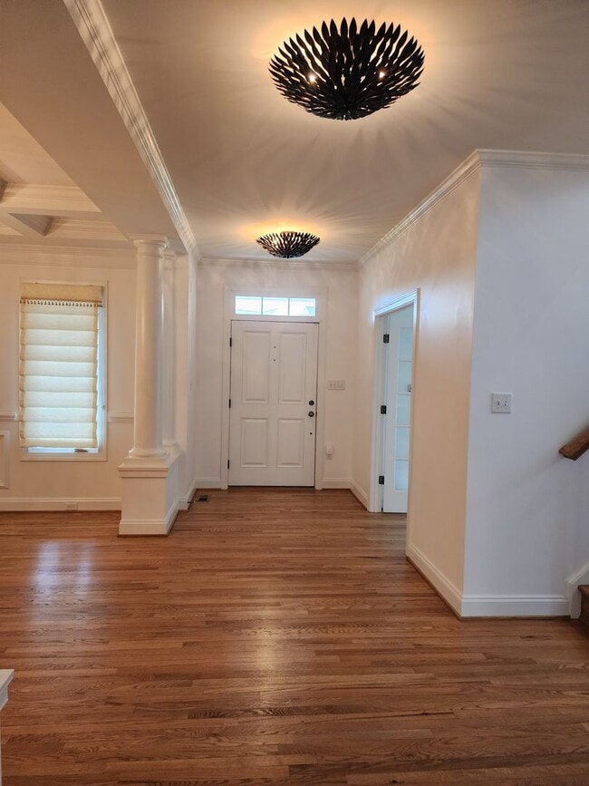 Building Photo - Stunning Luxury Home with 5 Bedrooms and 5...