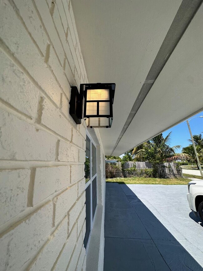 Building Photo - 4051 NE 4th Ave