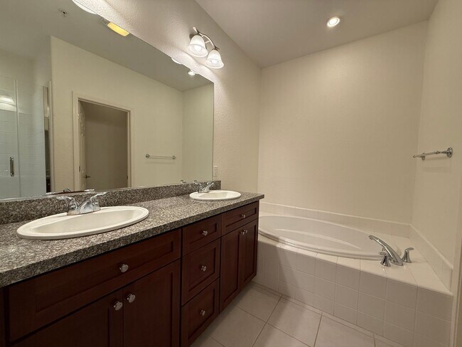 Building Photo - Beautiful and Modern 3 Bedroom 2.5 Bath Townhome in Montecito Vista Area