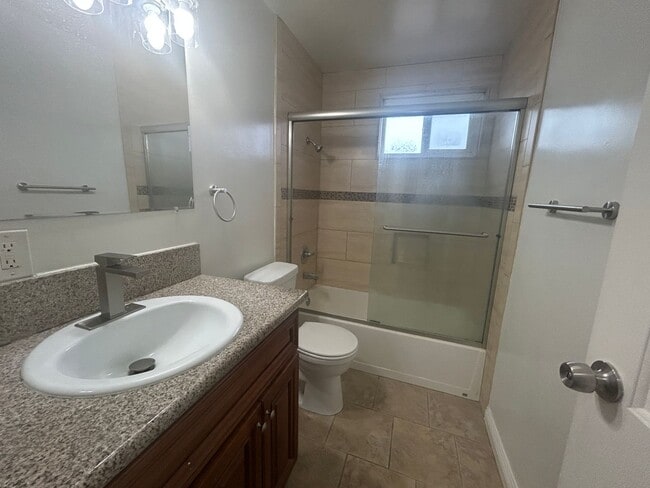 Building Photo - Spacious 2bed 1.5bath Apartment near Beach Blvd & Talbert Ave