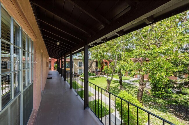 Building Photo - 10784 N Kendall Dr