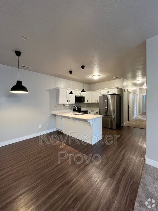 Building Photo - 586 N 360 W