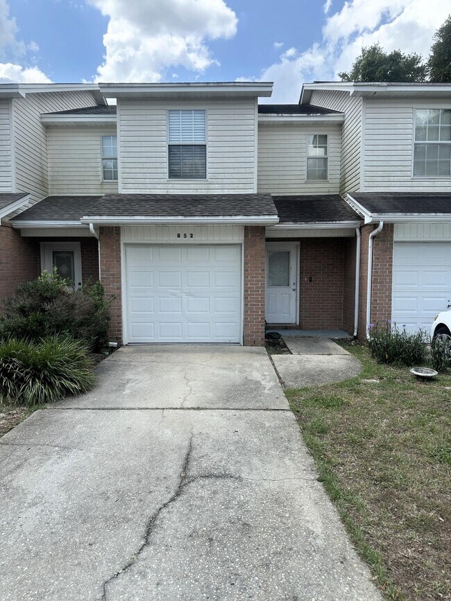 Building Photo - 852 Dunwoody Pl