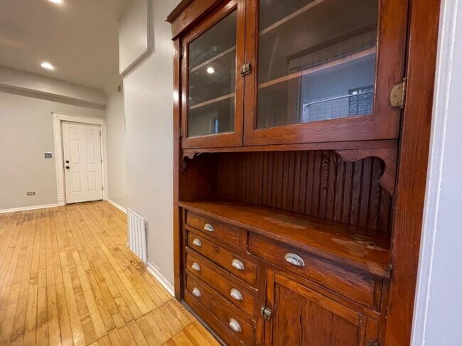 Building Photo - 2 bedroom in Chicago IL 60618
