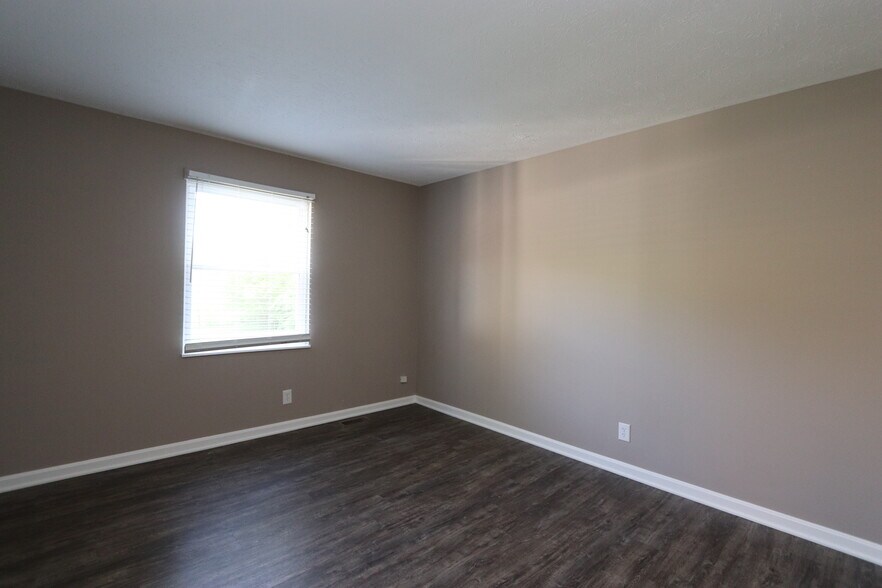 Building Photo - 6810 Village Green Blvd