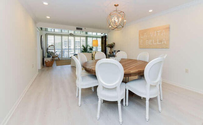 Building Photo - 2301 Marina Isle Way
