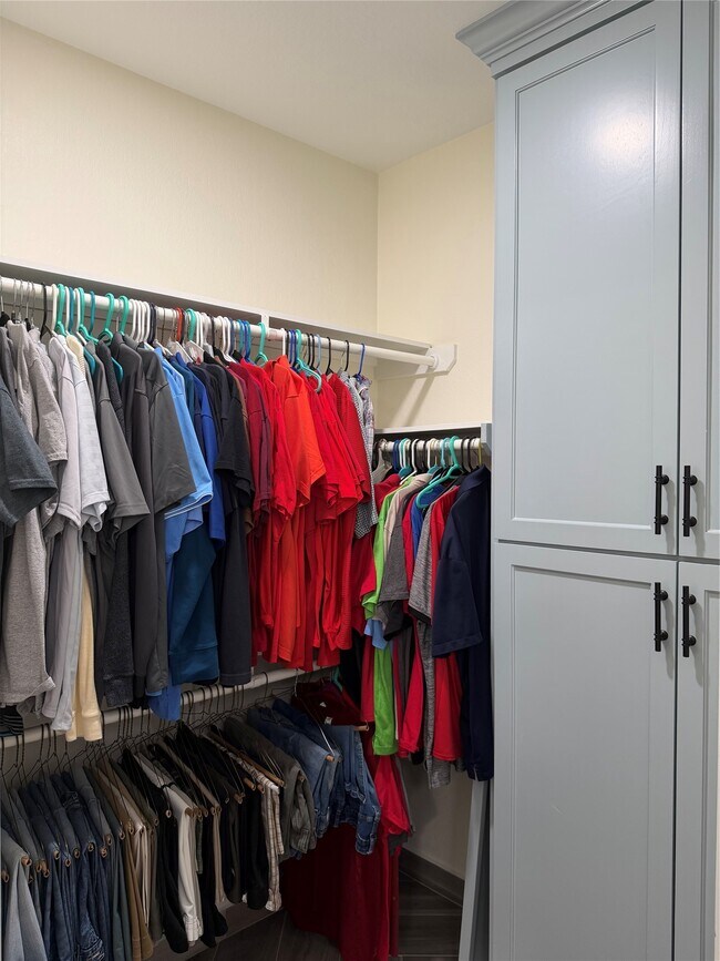 Building Photo - 5525 Swan Dr