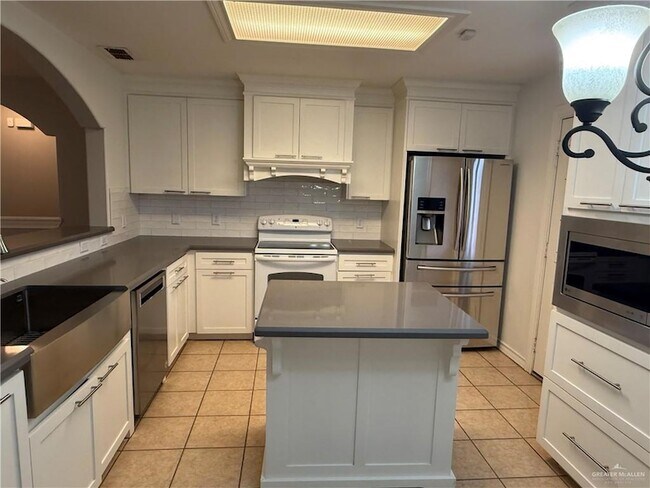 Building Photo - 3836 Frontier Dr