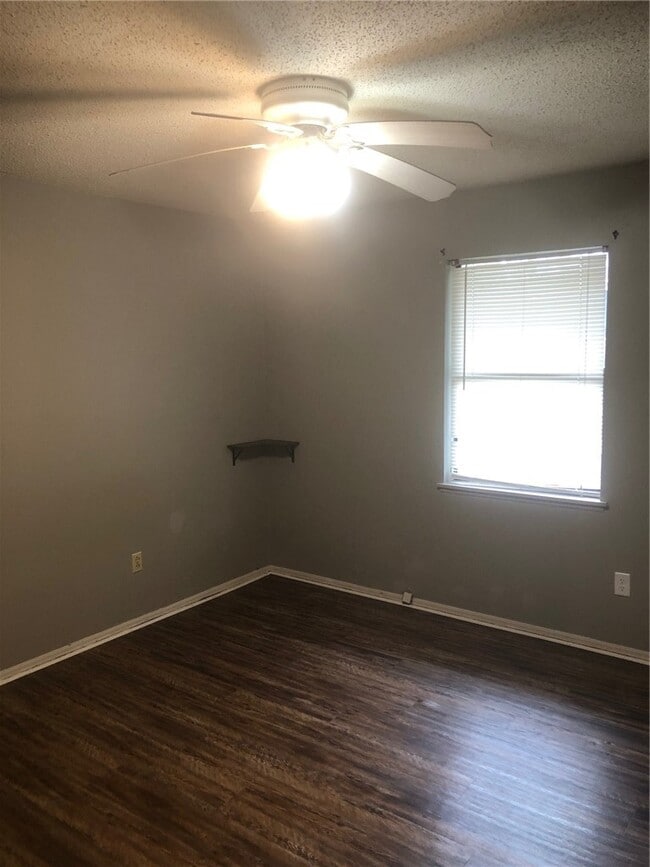 Building Photo - 302 E Benton St