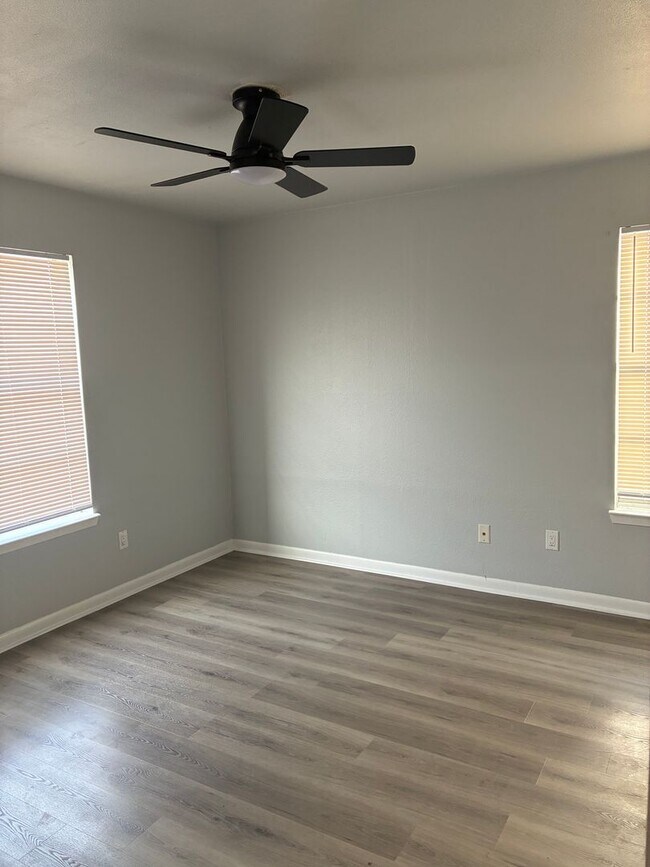 Building Photo - 4950 Cloyce Ct