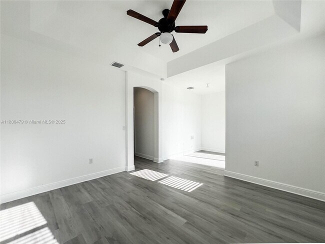 Building Photo - 639 NE 33rd Terrace