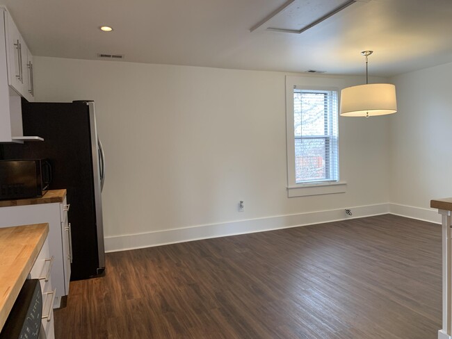 Building Photo - 721 W Main St