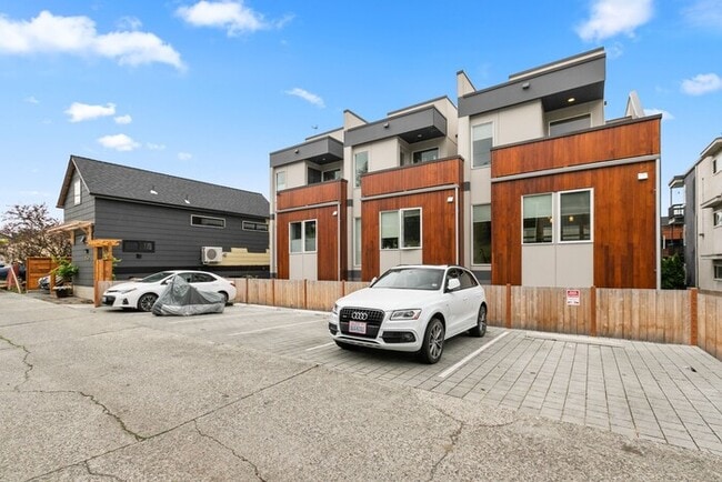 Building Photo - ULTRA-MODERN Townhome w/AC and Views in th...