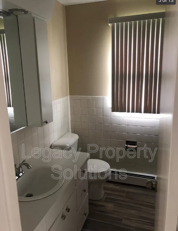 Building Photo - 808 W Sweet Ave