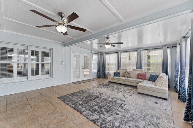 Building Photo - Absolutely stunning executive (LARGE) 3 BR / 2 BA / 2 Car Garage home in the highly sought after ...