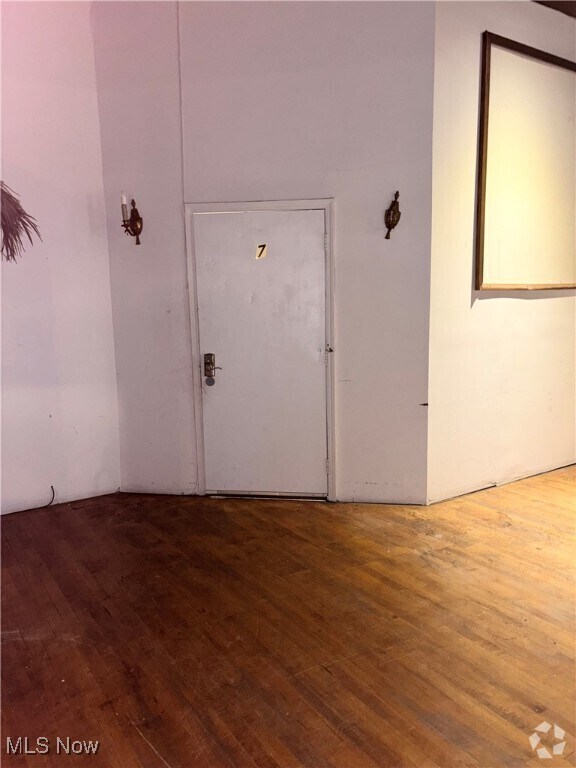 Building Photo - 1066 E 62nd St