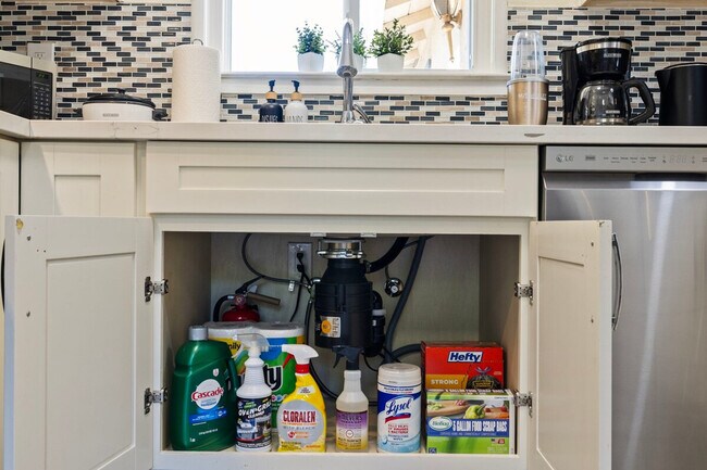 Building Photo - 919 Redbird Dr