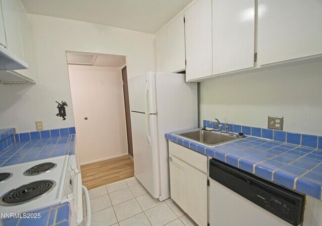 Building Photo - 2599 Lakeside Dr