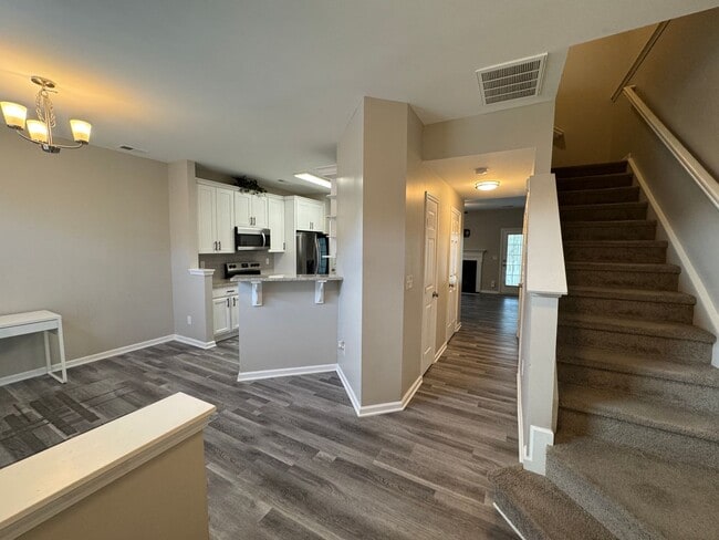 Building Photo - MOVE-IN READY!