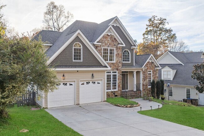 Building Photo - 4 Bed | 2.5 Bath House with Garage