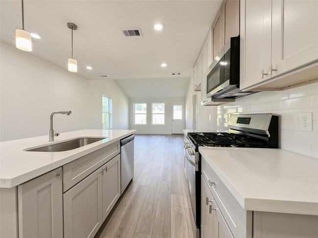 Building Photo - 824 Waxahachie St